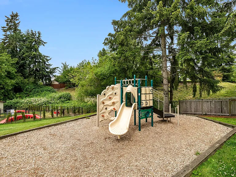 Crown Pointe — Photo 40