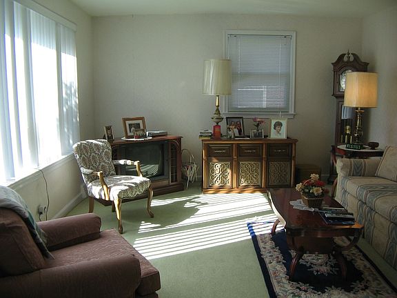 Livingroom w/ bow window