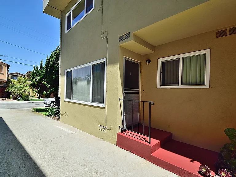 1902 Plant Ave — Photo 2