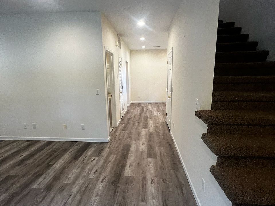 1st image of 8 Holly Dr APT 35