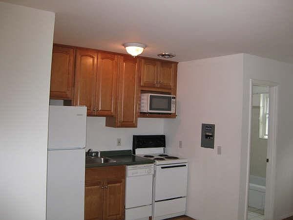 1st image of 2885 Minto Ave