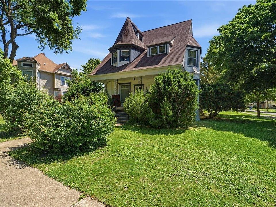 1st image of 203 1st Ave NE