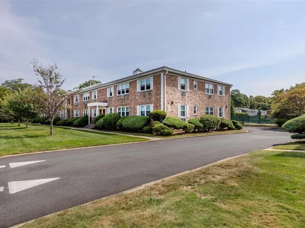 4050 Jerusalem Ave #2D, Seaford, NY 11783