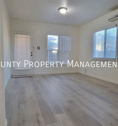 3rd image of 706 Lindaraxa Park S