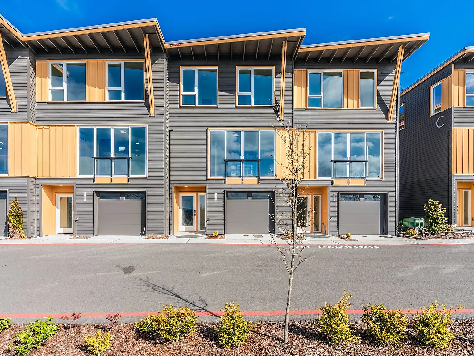 Skyridge Townhouses — Photo 2