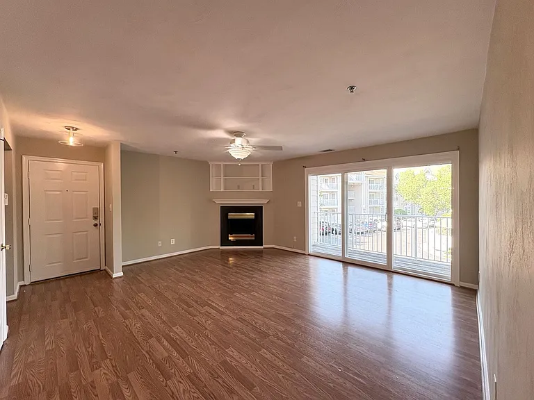2204 Lesner Cres #200 — Photo 5
