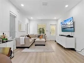 2231 SW 17th St — Photo 16