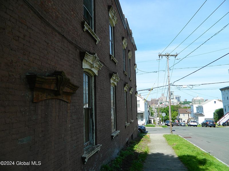 5th image of 840 2nd Street