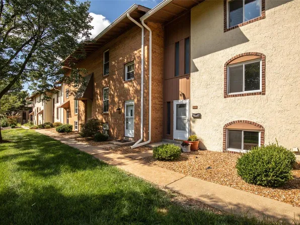 171 Carmel Woods Dr, Ballwin, MO 63021