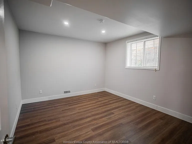 569 Cabana Rd E #LOWER — Photo 7