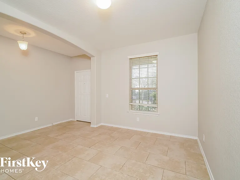 500 Stonebrook Dr — Photo 3