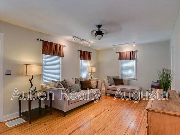 3rd image of 1842 Crossland Ave