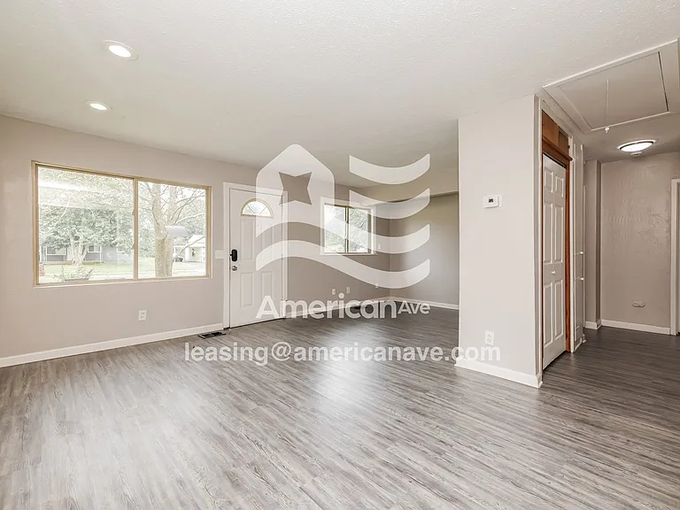 1687475_005_living_room_5.jpg