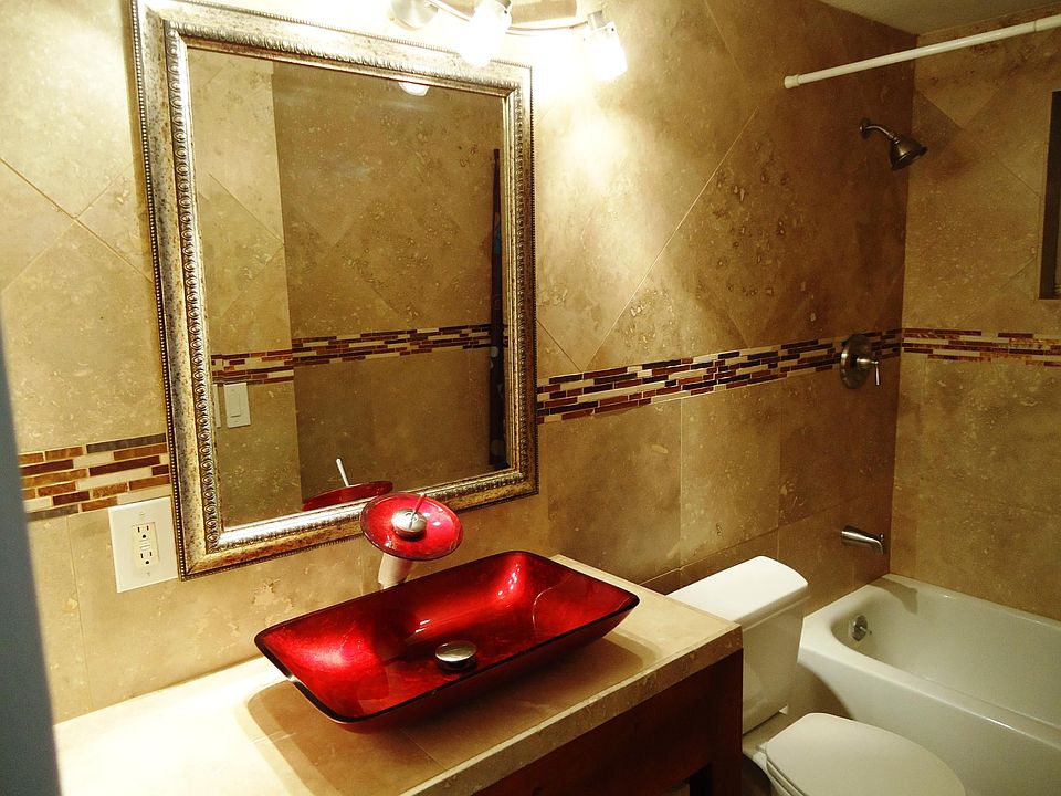 Elegeant Bathroom with floor to ceiling Travertine Stone
