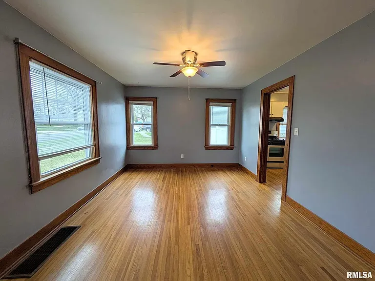 304 Redbud Dr — Photo 11
