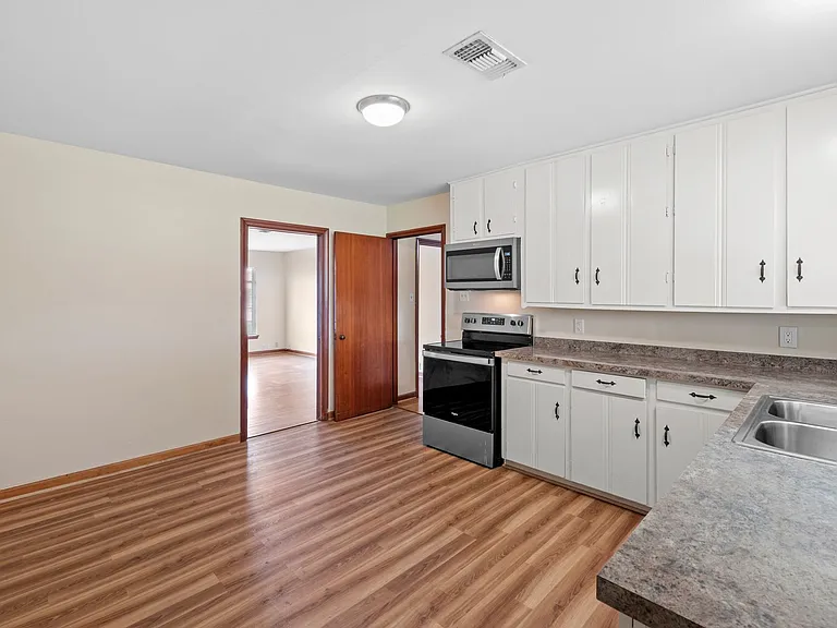 1027 Stonecrest Dr — Photo 10
