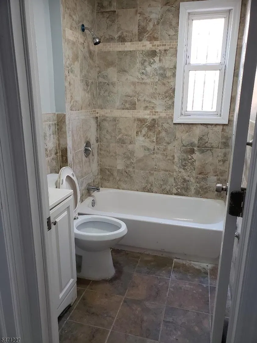 3 bed, 1.0 bath, $2,000 — Photo 2