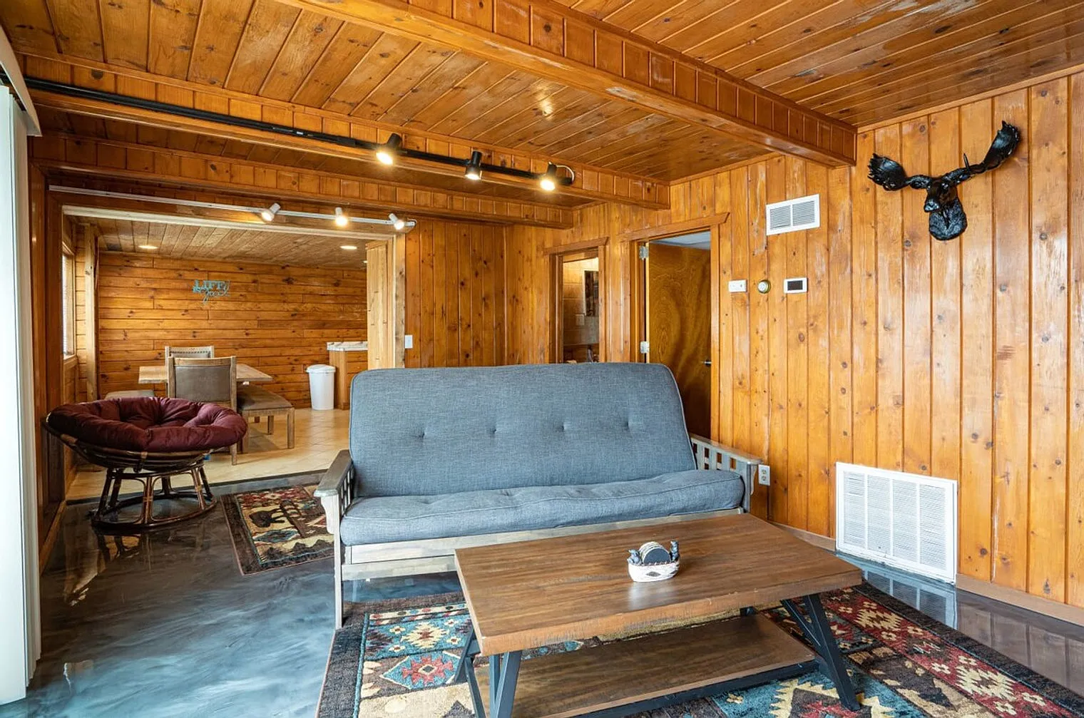 2 bed, 1.0 bath, 990 sqft, $1,892 — Photo 2
