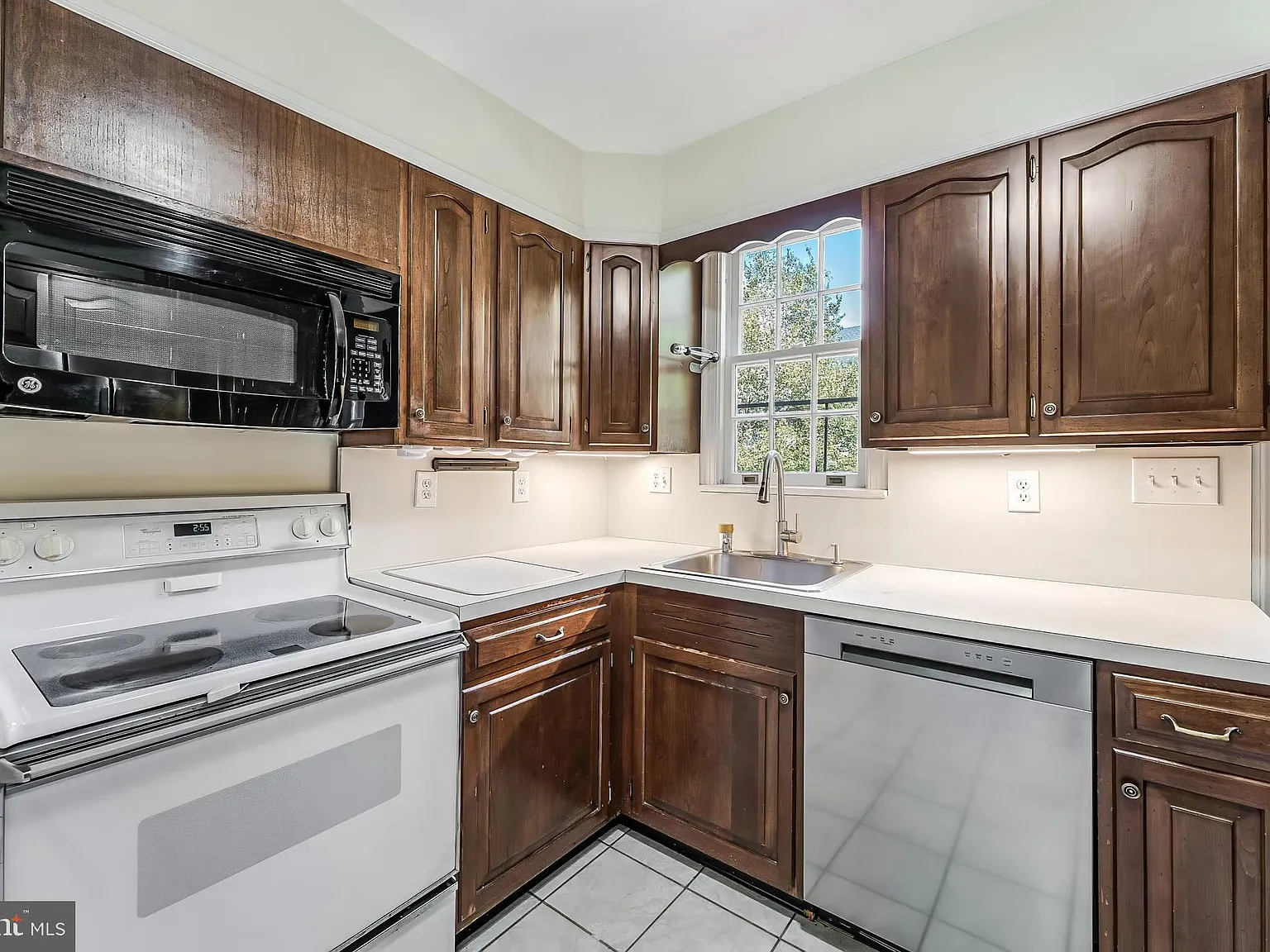 3 bed, 3.0 bath, 1527 sqft, $4,000 — Photo 3