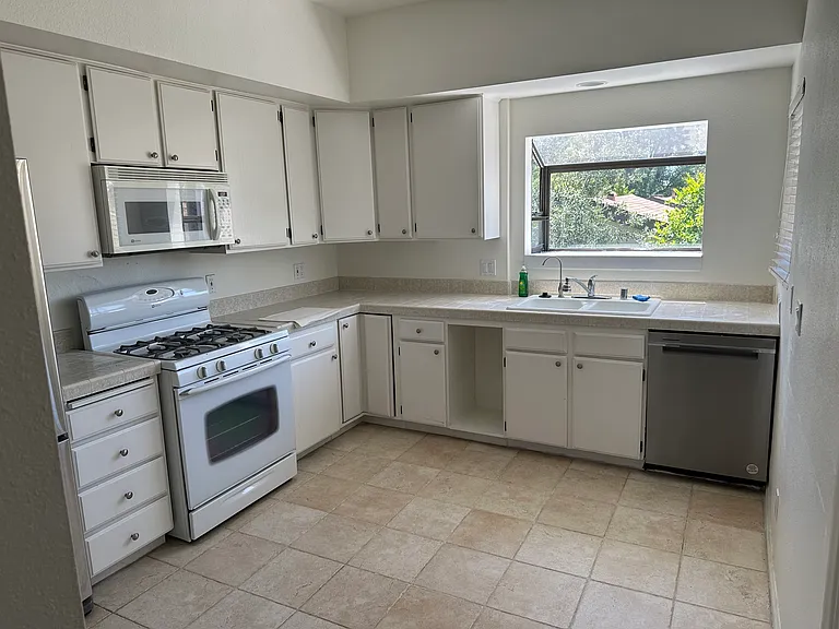 609 S El Molino Ave — Photo 2