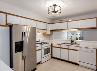 1056 Woodhill Ct, Elgin, IL 60120