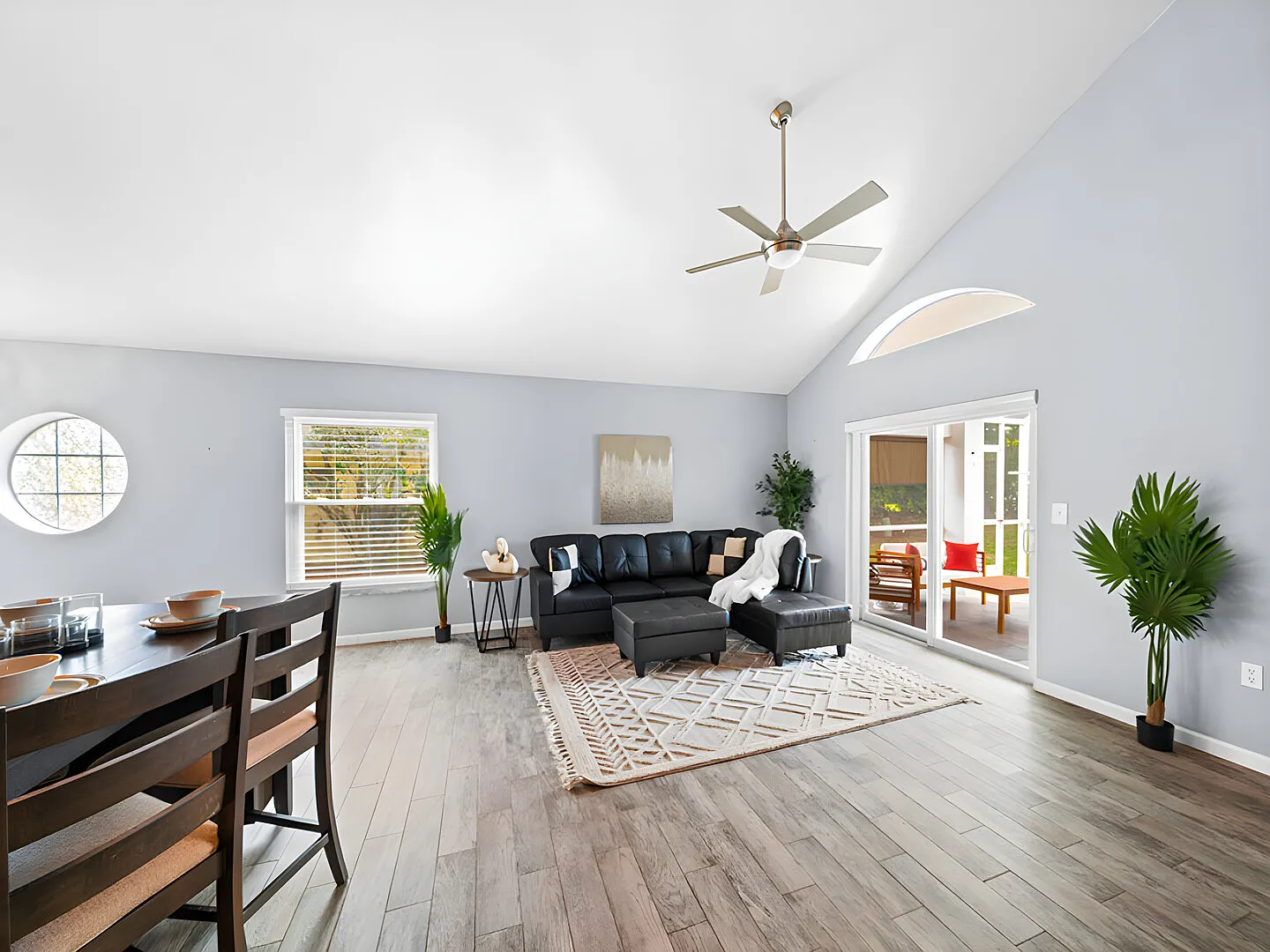 Sunshine Beautiful 3 BR Pool Home Sleeps 6 — Photo 4