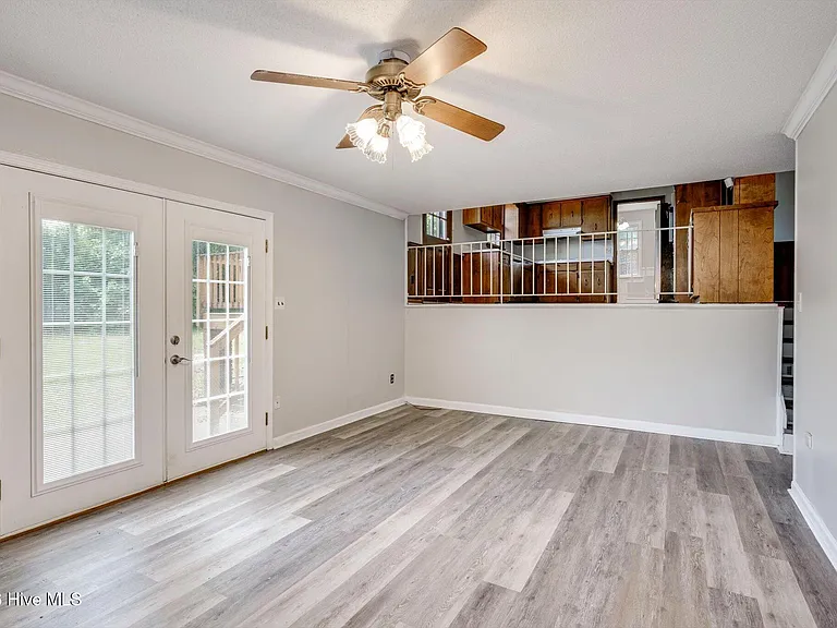 152 Holiday Dr — Photo 23