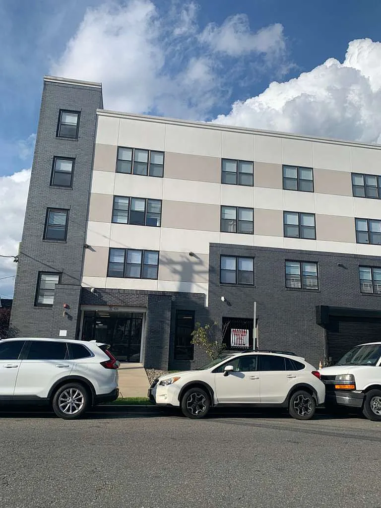 2 bed, $2,128 — Photo 1