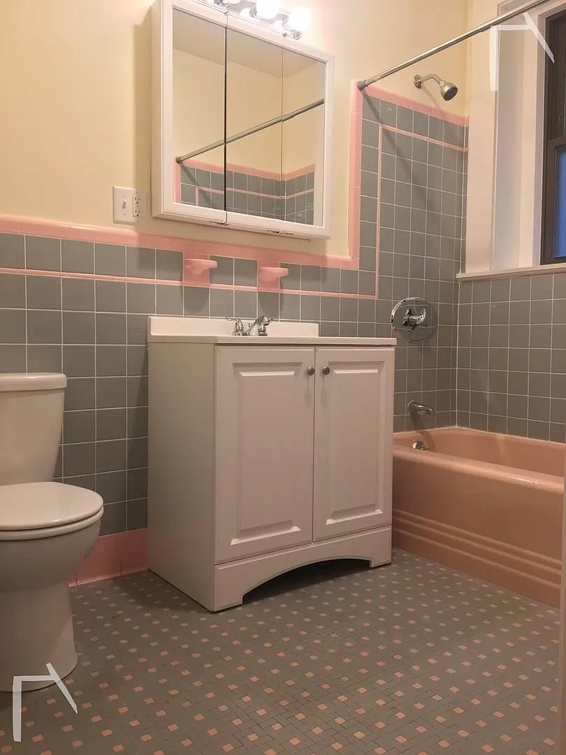 Charming 2 Bedroom-No Broker Fee — Photo 2