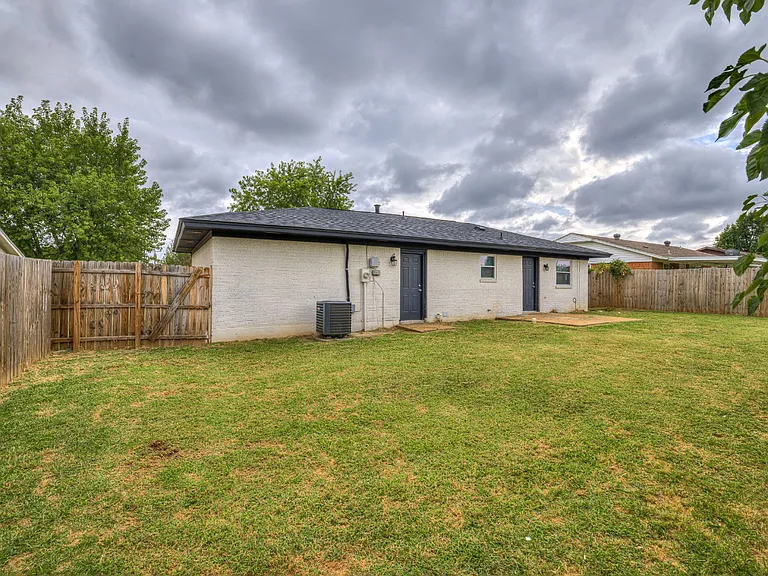 10005 Waverly Ave — Photo 29