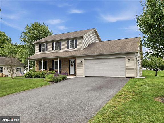 3rd image of 384 Leedy Way E