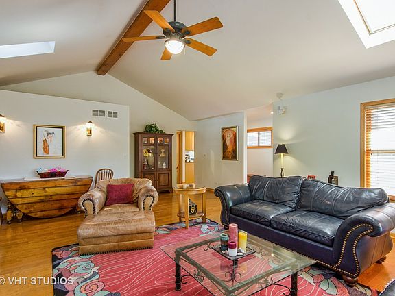 4th image of 426 Lawrence Ave