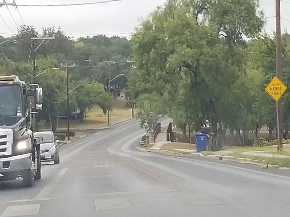 4th image of 1719 Hillcrest Dr