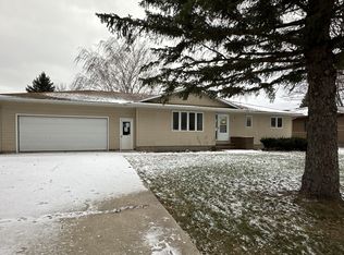 464 8th St SW, Wells, MN 56097