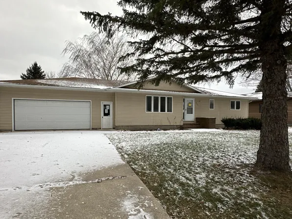 464 8th St SW, Wells, MN 56097