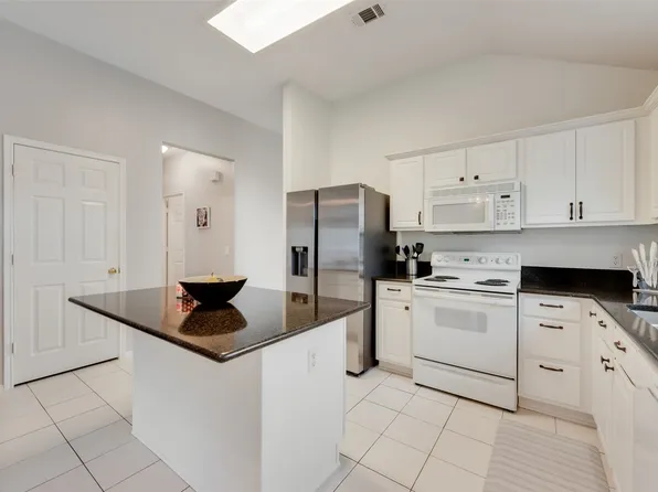 2801 Crater Lake Ln, Denton, TX 76210