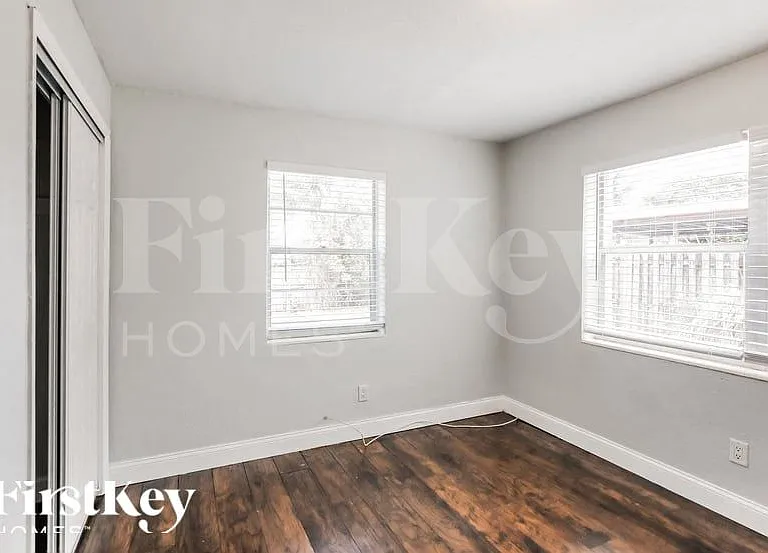 2550 NE 8th Ave — Photo 12
