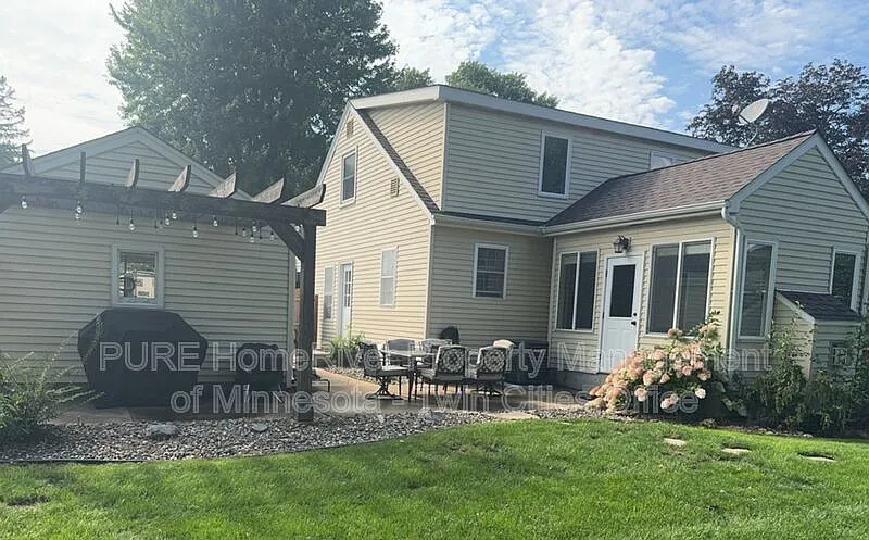 3 bed, 2.0 bath, 1973 sqft, $2,950 — Photo 3