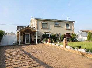 26 Lantern Rd, Hicksville, NY 11801