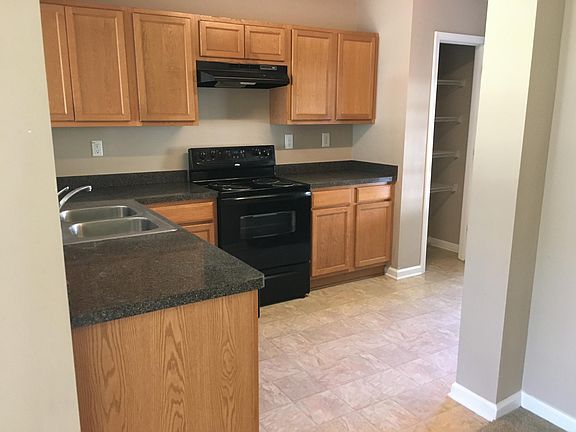 Roomy kitchen, matching Whirlpool appliances
