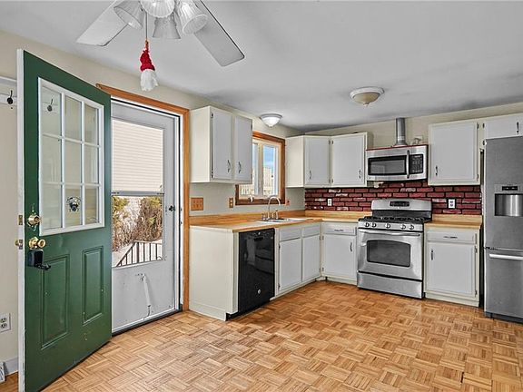 3rd image of 57 Whirlaway Pl