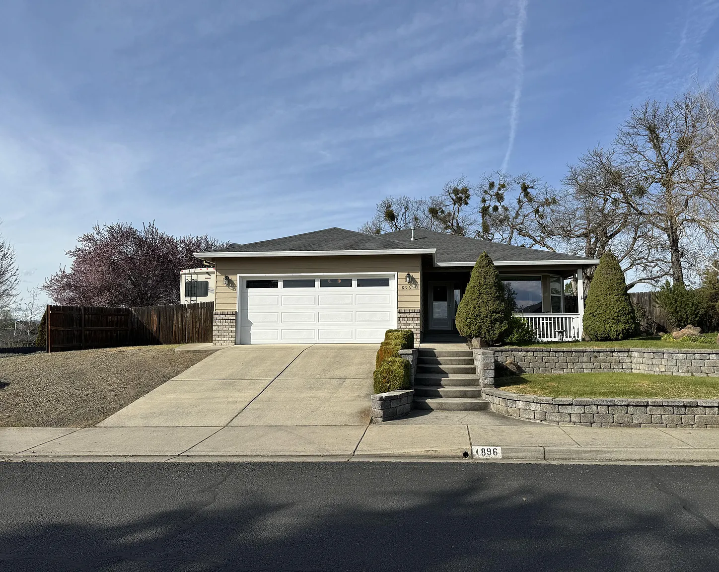 896 Ridgeview Dr photo 1