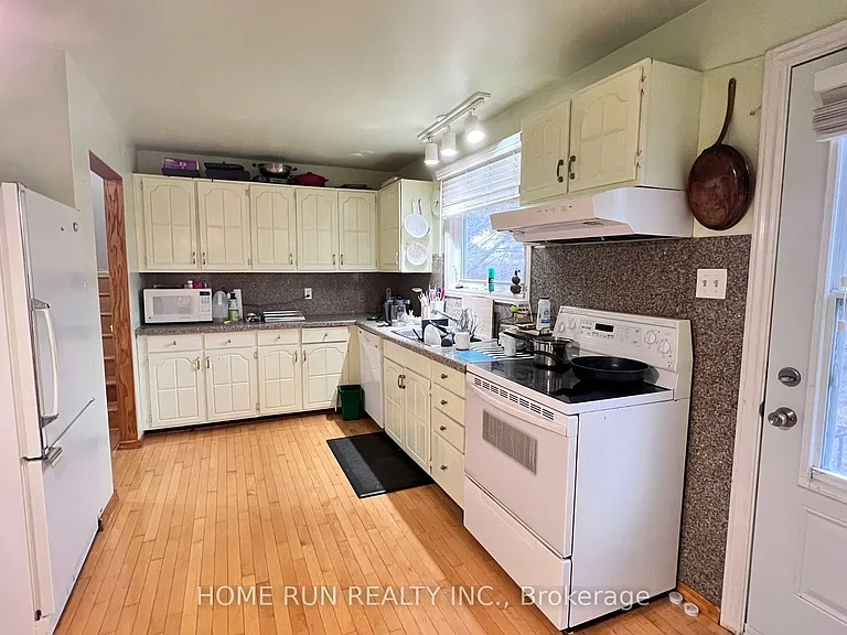 960 Cahill Dr W — Photo 6