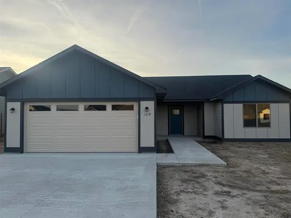 1319 Broce Bnd, Dodge City, KS 67801