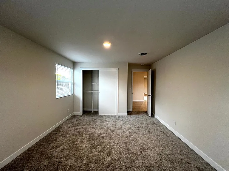 1007 S 50th Ave — Photo 17