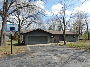 1438 N Woodview Rd, Nixa, MO 65714