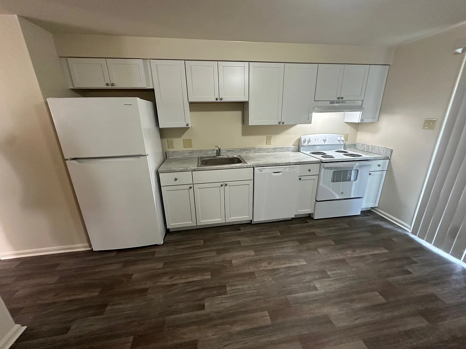 2 bed, 990 sqft, $1,350 — Photo 2