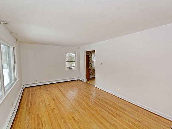 4th image of 23 Skyview Dr
