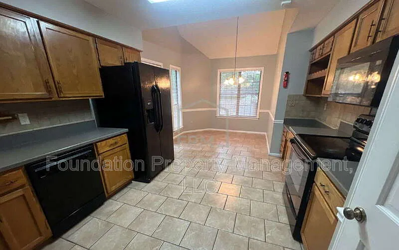 4 bed, 2.5 bath, 3296 sqft, $2,100 — Photo 3