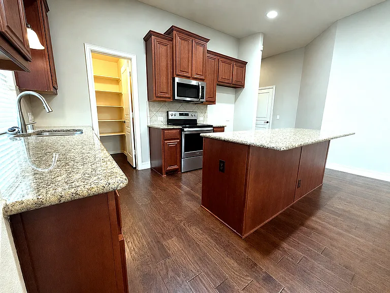 1109 Abbey Ln — Photo 7